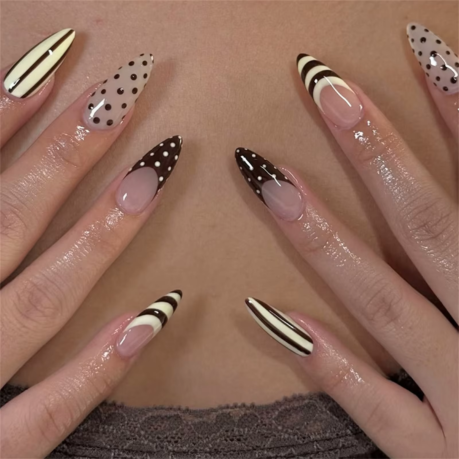 24 faux ongles français INS avec motif à pois noirs et rayures jaunes, à presser, pour femmes, porta