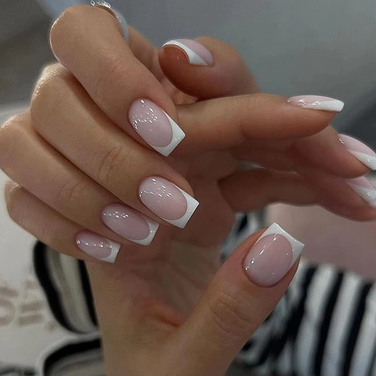 Français Nude Rose Bord rouge foncé Simple rond faux ongles Art amande faux ongles breloques paillet