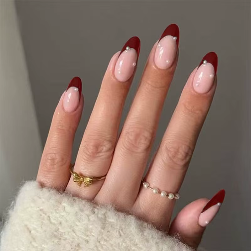 Ensemble de 24 faux ongles classiques bordeaux, assortis à des faux ongles pointus à la française et