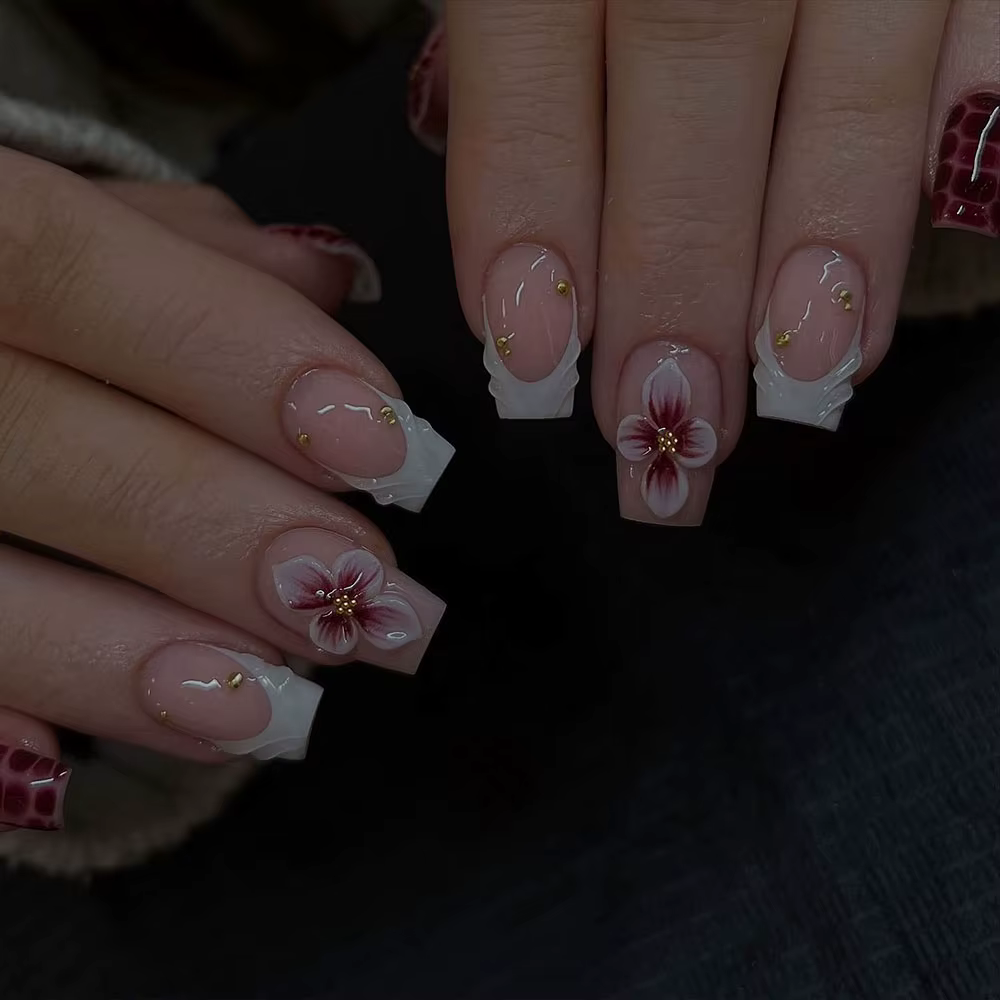 24 pièces par ensemble. Faux ongles carrés courts en gel 3D avec fleurs, style French press. Élégant