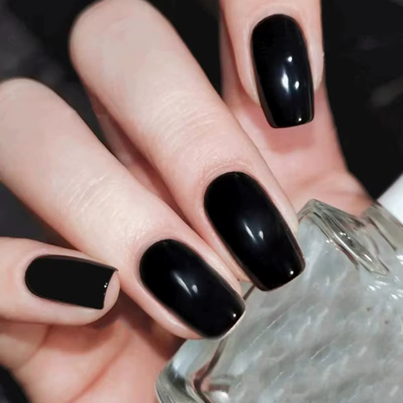 Améliorez instantané votre look avec un ensemble de faux ongles carrés courts noirs à couverture com