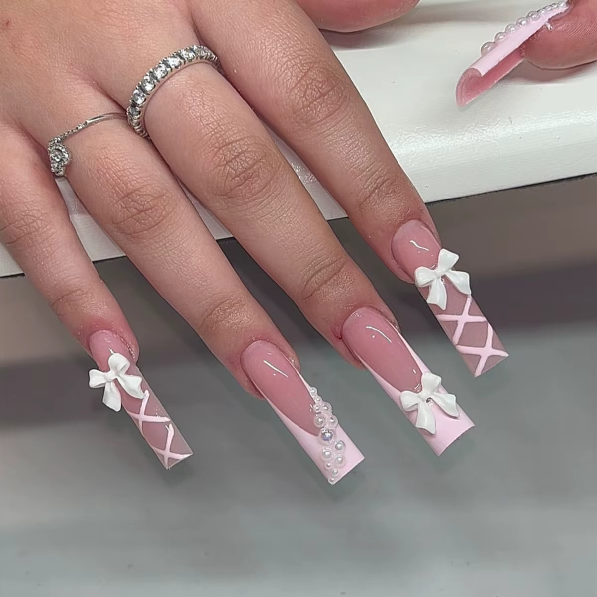 24 faux ongles longs carrés à la française, motif cœur 3D, à presser, avec strass, prêts à poser, po