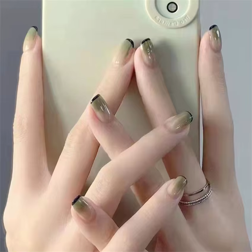 Faux ongles cercueil ronds courts avec encre de colle et motif de teinture Halo, tête carrée artific