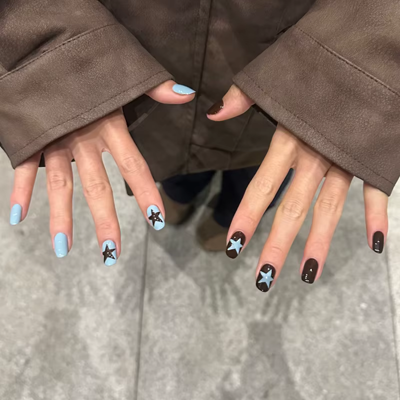 24 faux ongles courts carrés à motif géométrique rétro, noir à pois et rayures, style Y2K, à presser