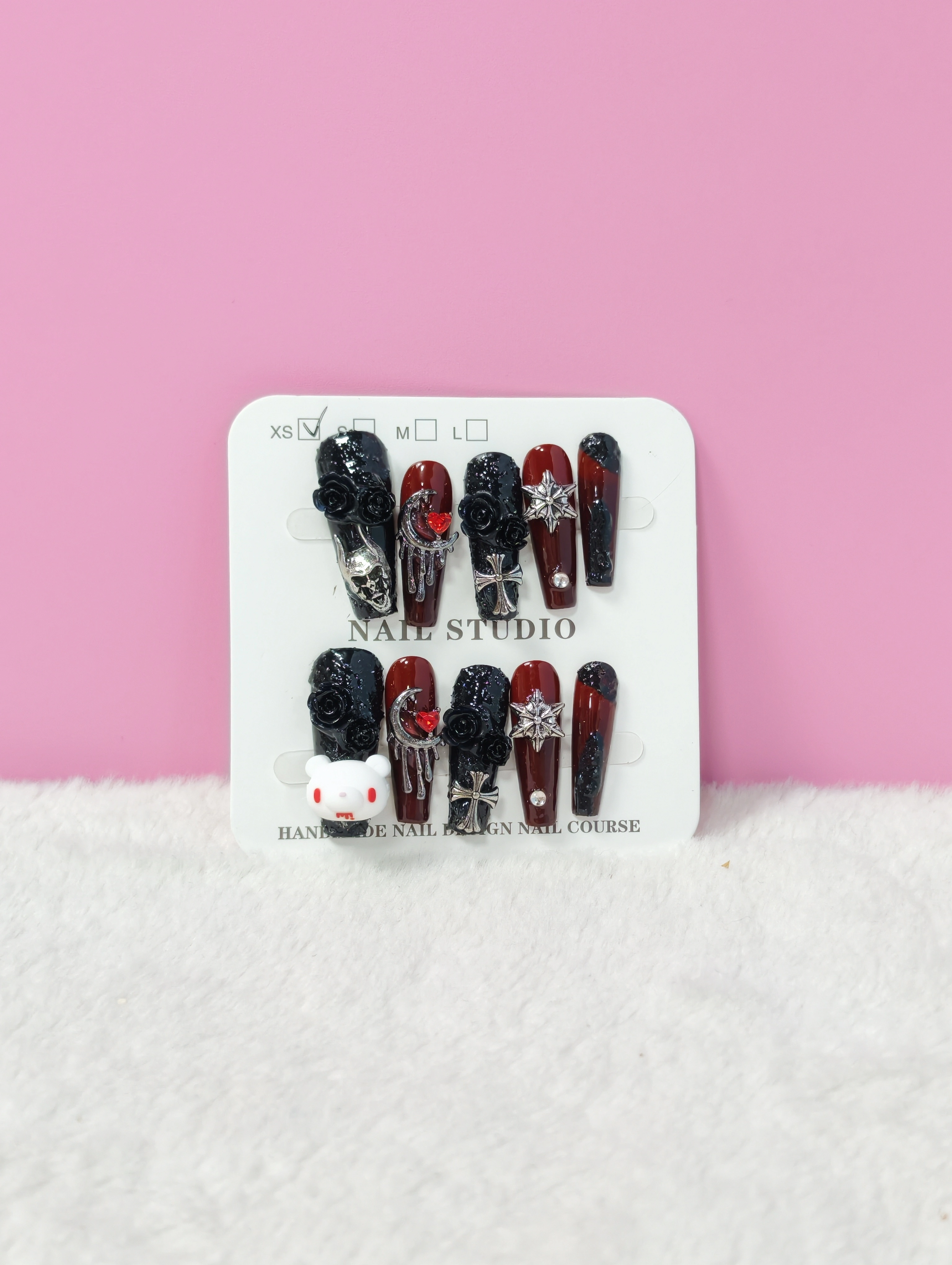 Faux ongles gothiques faits à la main à pression 3D avec motif ours mignon et croix rouge et noir