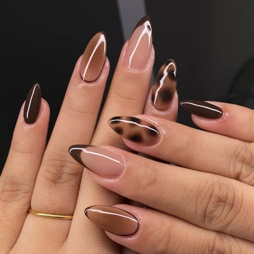 24 faux ongles nude en forme d'amande pour femmes avec pointes françaises marron et motif écaille de