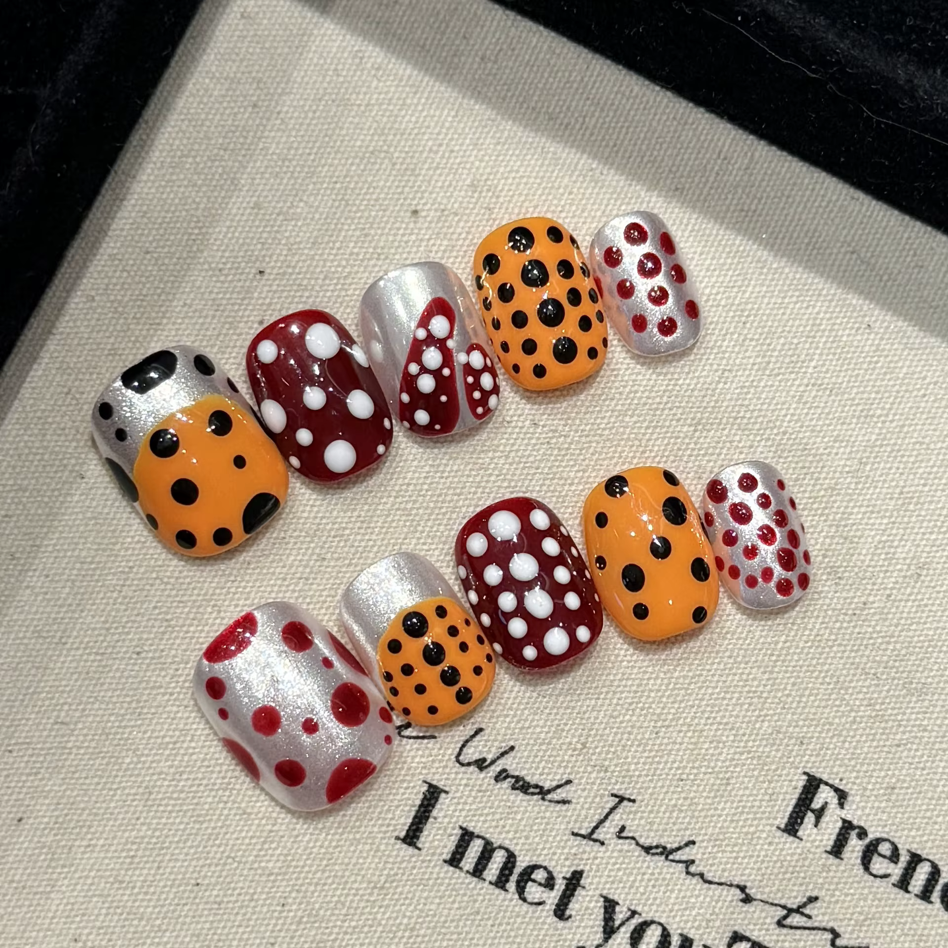Presse à la main sur les ongles mignon court rond faux ongles femmes couverture complète portable In