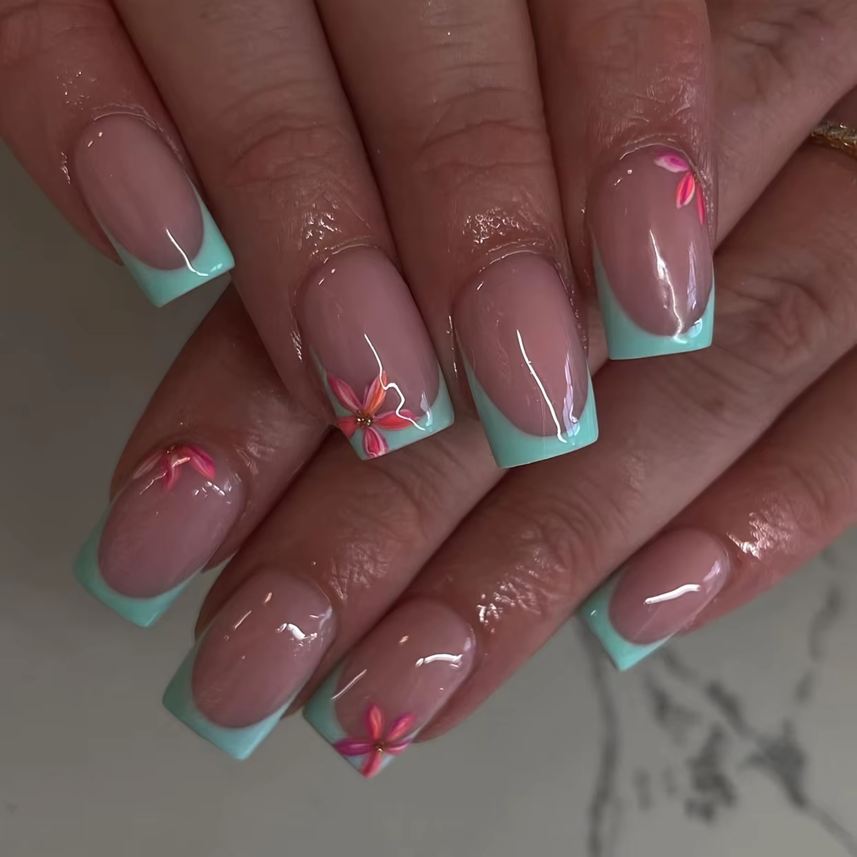 24 pièces français bleu faux ongles Art avec mode fleur Design court carré faux ongles conseils fini