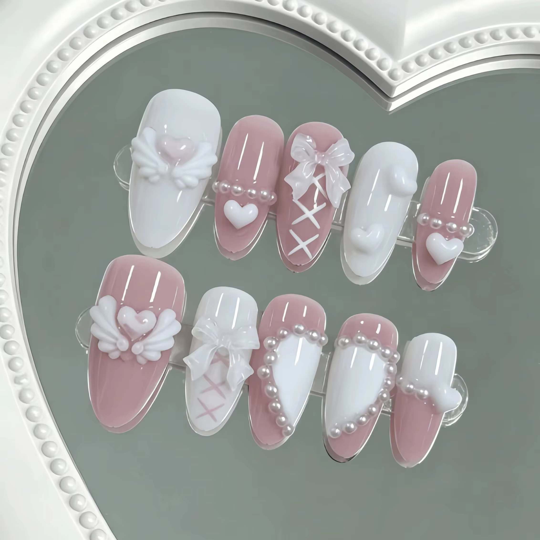 10 faux ongles faits main en forme d'amande, longueur moyenne, dans des tons rose nude et blanc crèm
