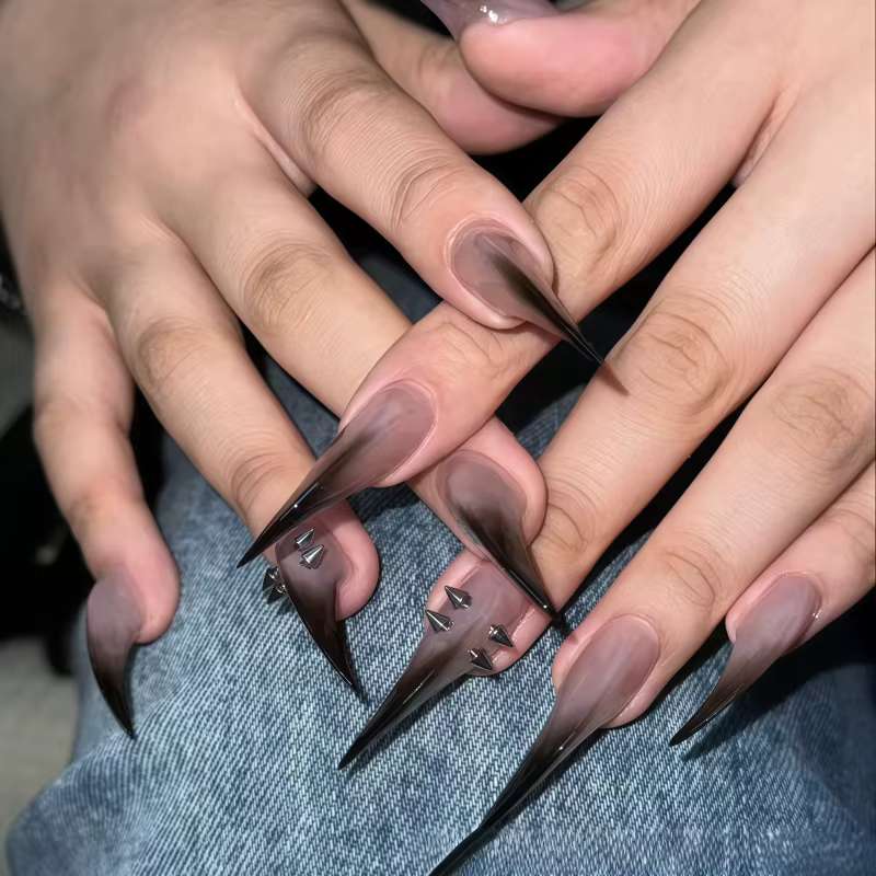 10 pièces de faux ongles ultra-longs et pointus, de couleur dégradée noire avec décorations métalliq