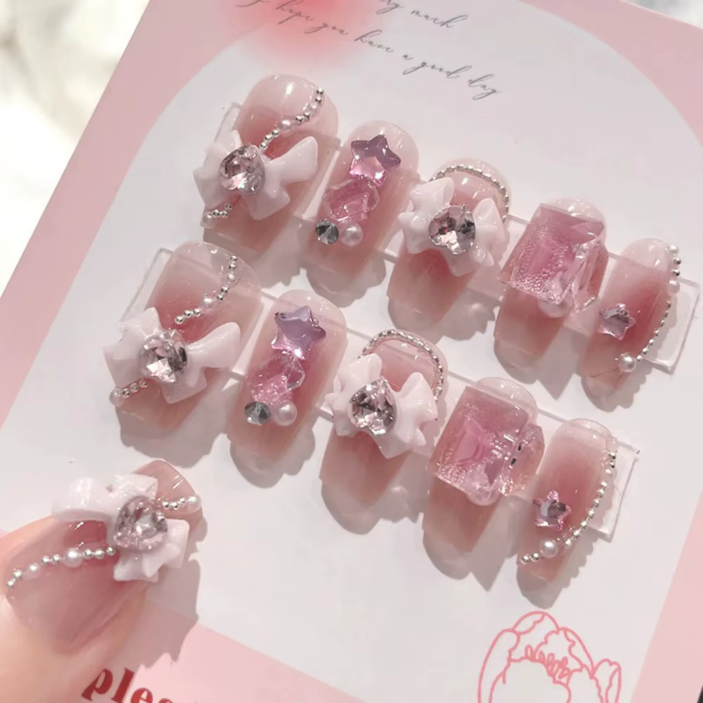 Faux ongles rose poudré avec nœud, diamant et perle, design 3D, à presser, avec bords lisses et inof