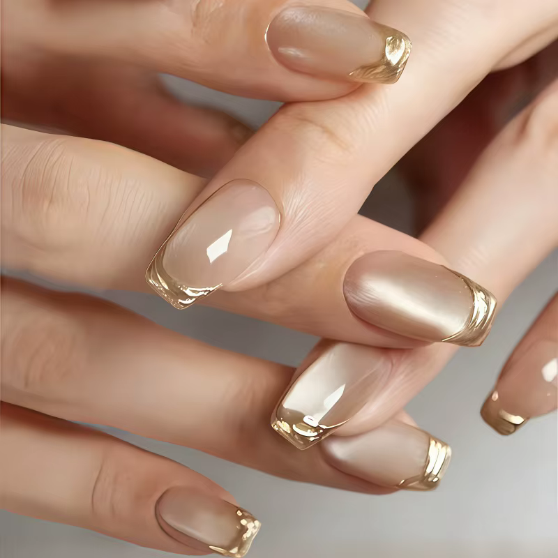 24 faux ongles courts carrés pointus style français, surface miroir métallique dorée, couleur nude b
