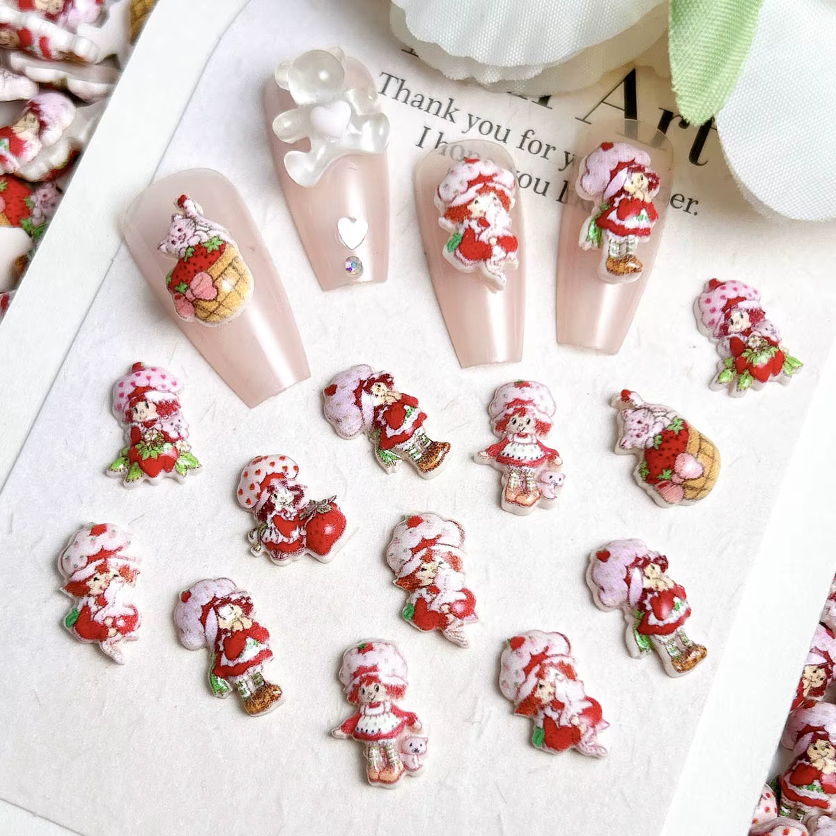 30 pièces simulé dessin animé mignon fraise fille résine ongles breloques 3D créatif doux fraise cha