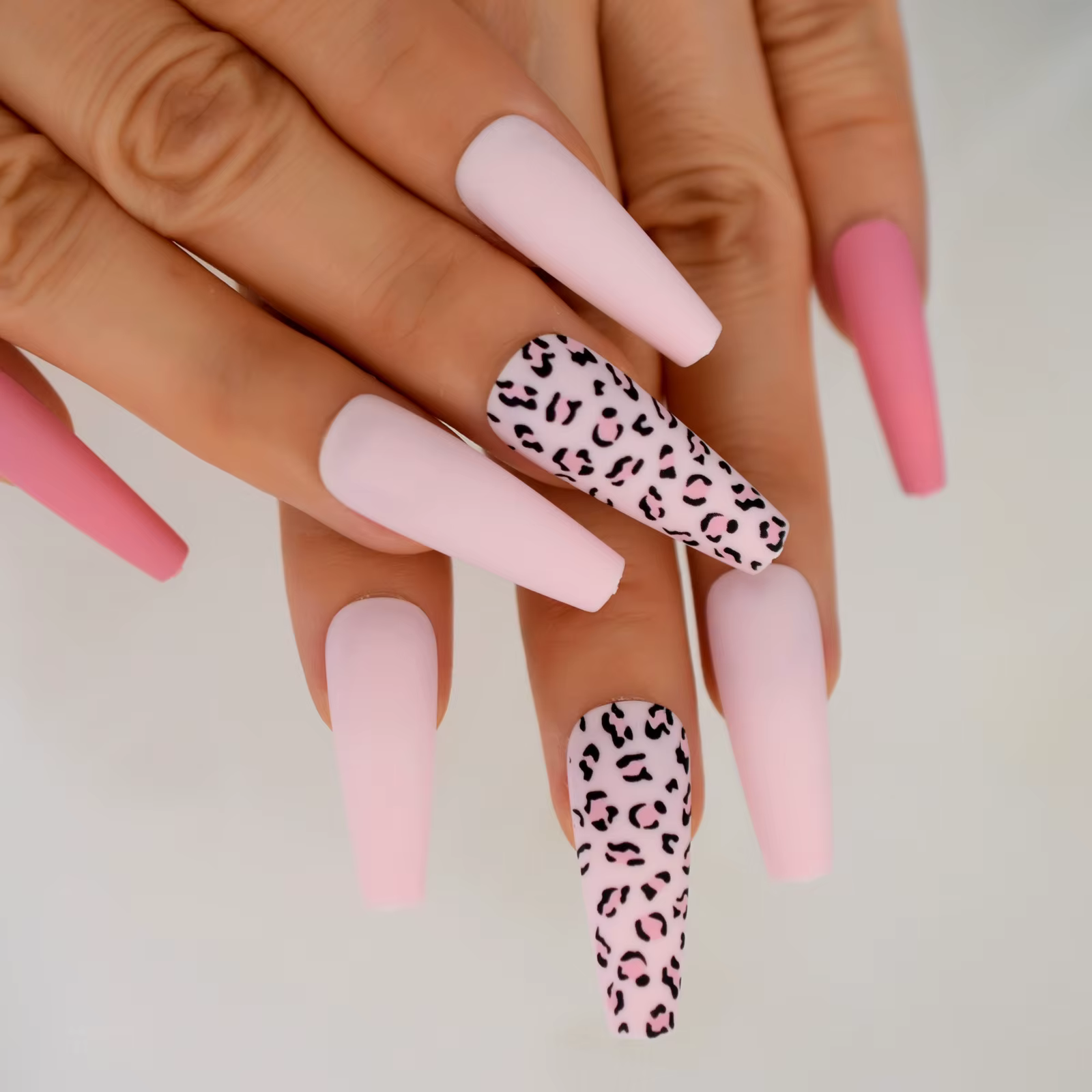 Faux ongles ballerine super longs colorés avec des motifs léopard, faux ongles mats roses, ongles pr