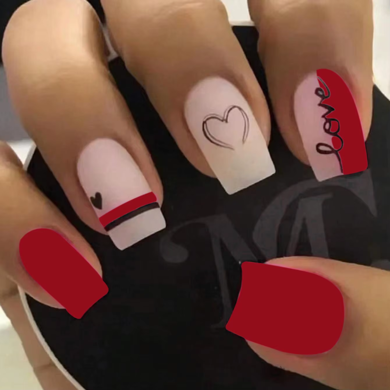 Faux ongles courts avec motif de feuille de Rose pressés sur les ongles, colle brillante, faux ongle