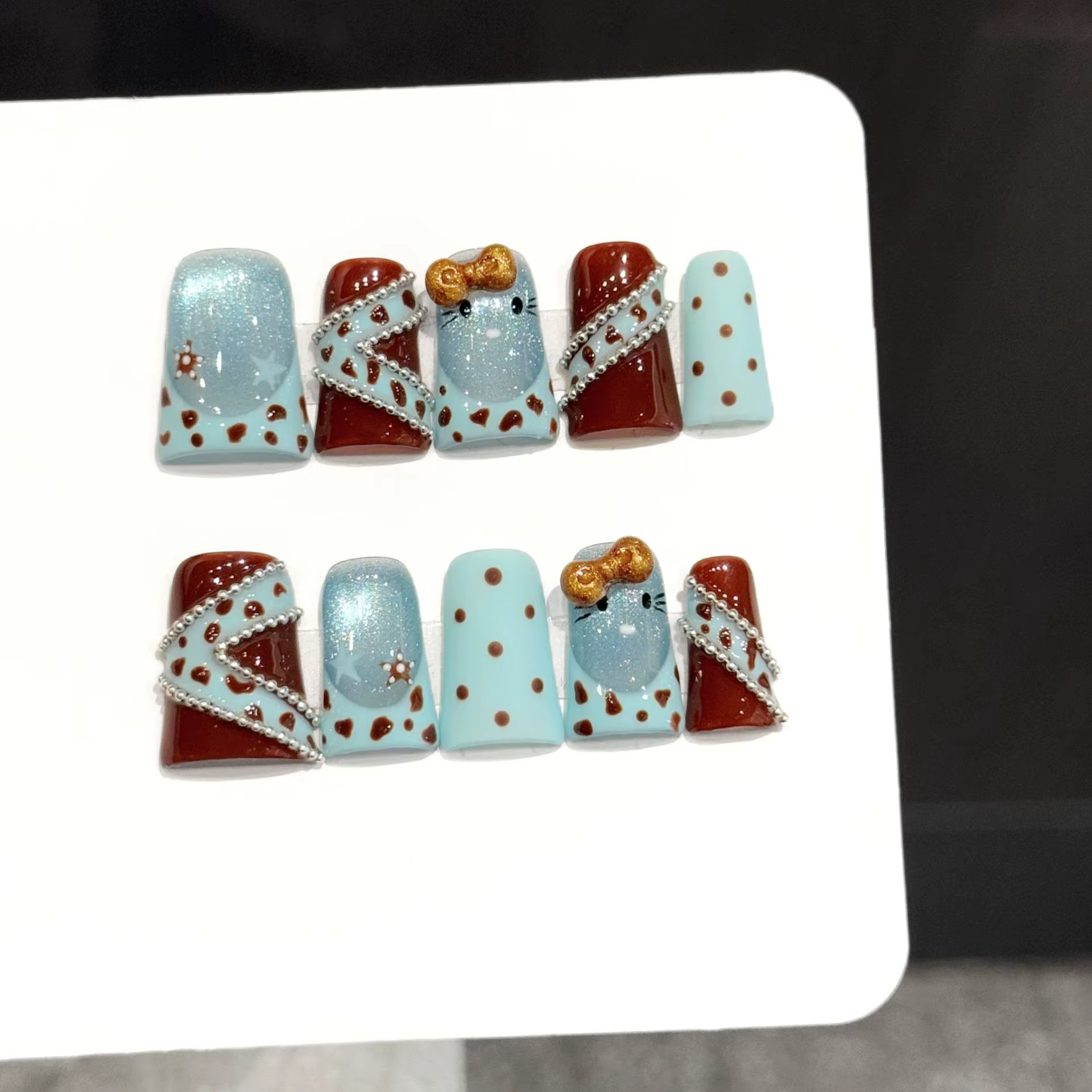 10 faux ongles press-on faits à la main, motif canard, combinaison de couleurs bleu et marron, style