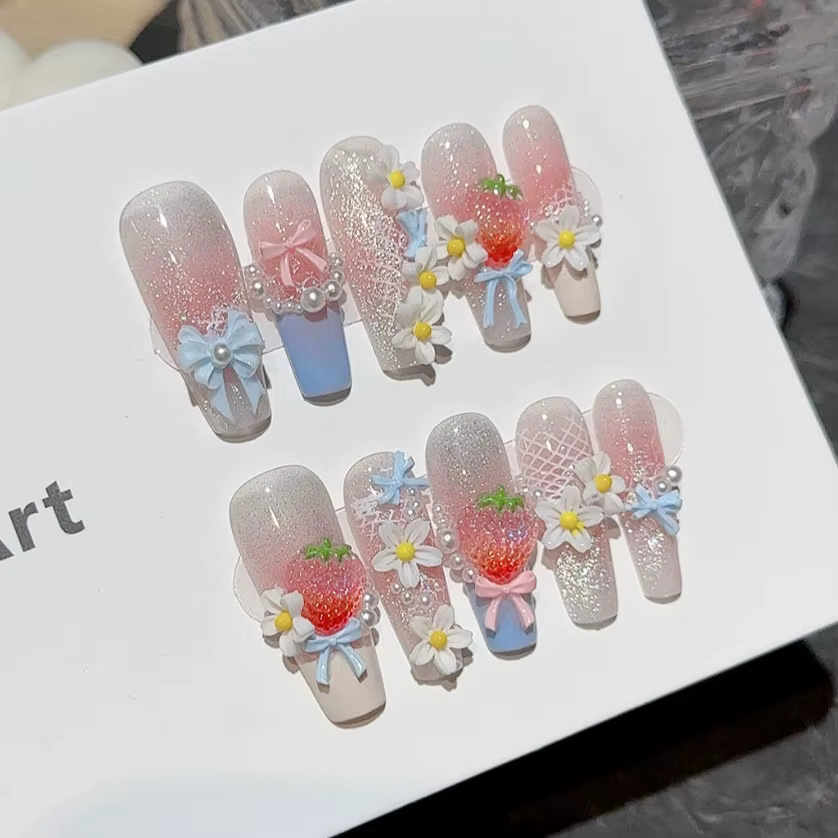 Mignon 3D fraise fleur Blush press-on ongles doux été rose bleu arc perles français Nail Art oeil de