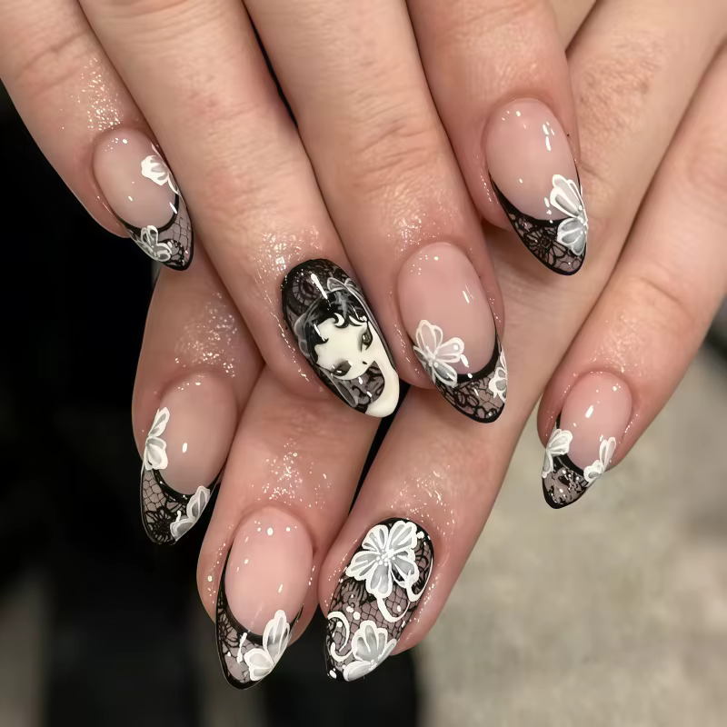 24 faux ongles français pointus en dentelle noire faits à la main, associés à des fleurs blanches en