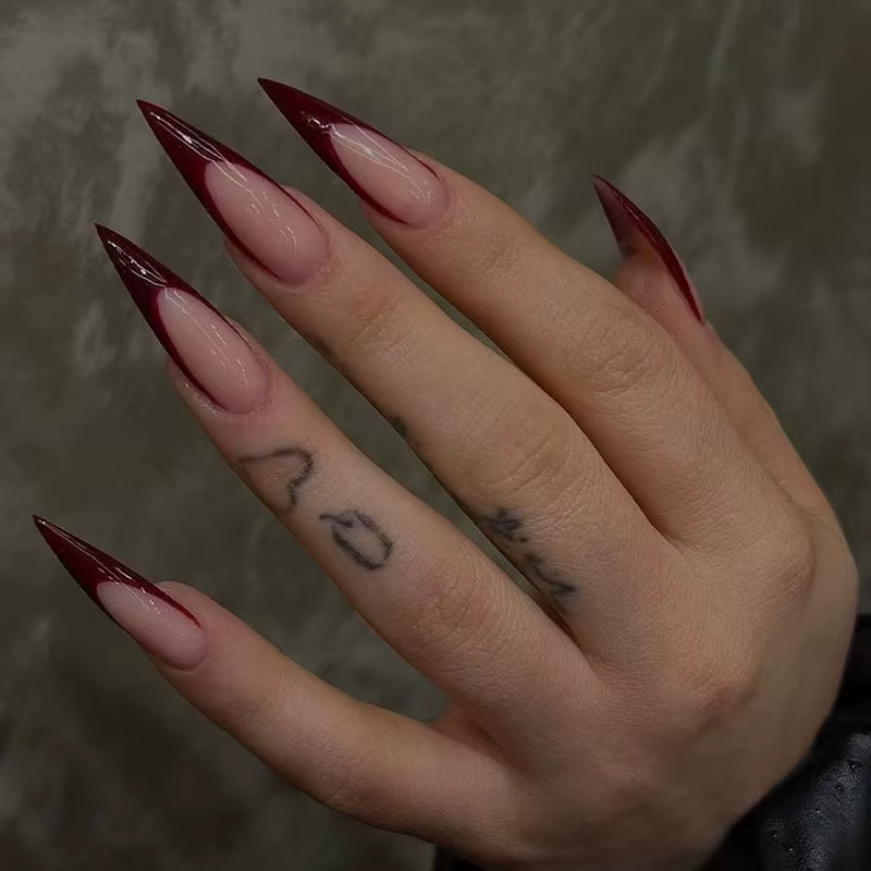 24 faux ongles longs et pointus pour une manucure rétro chic à la française, à porter avec des autoc