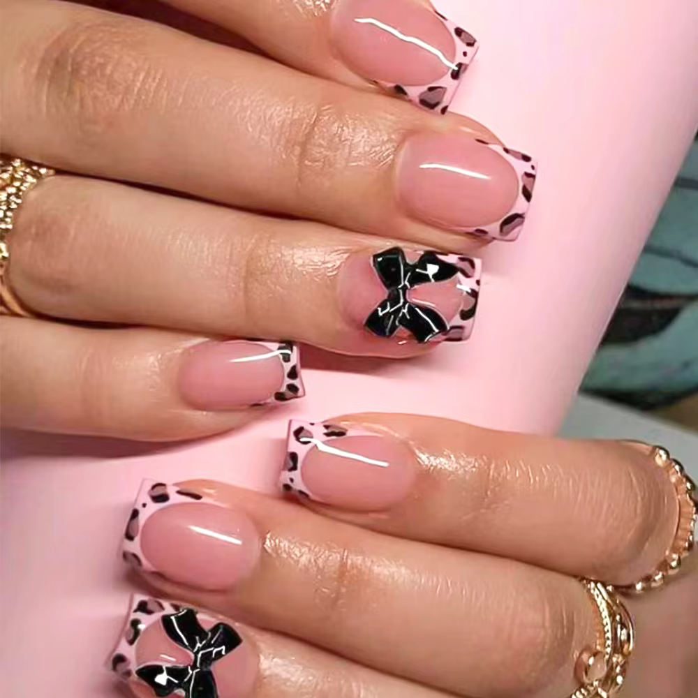 24 faux ongles courts carrés à imprimé léopard rose, avec nœud papillon noir 3D, en acrylique, à pre