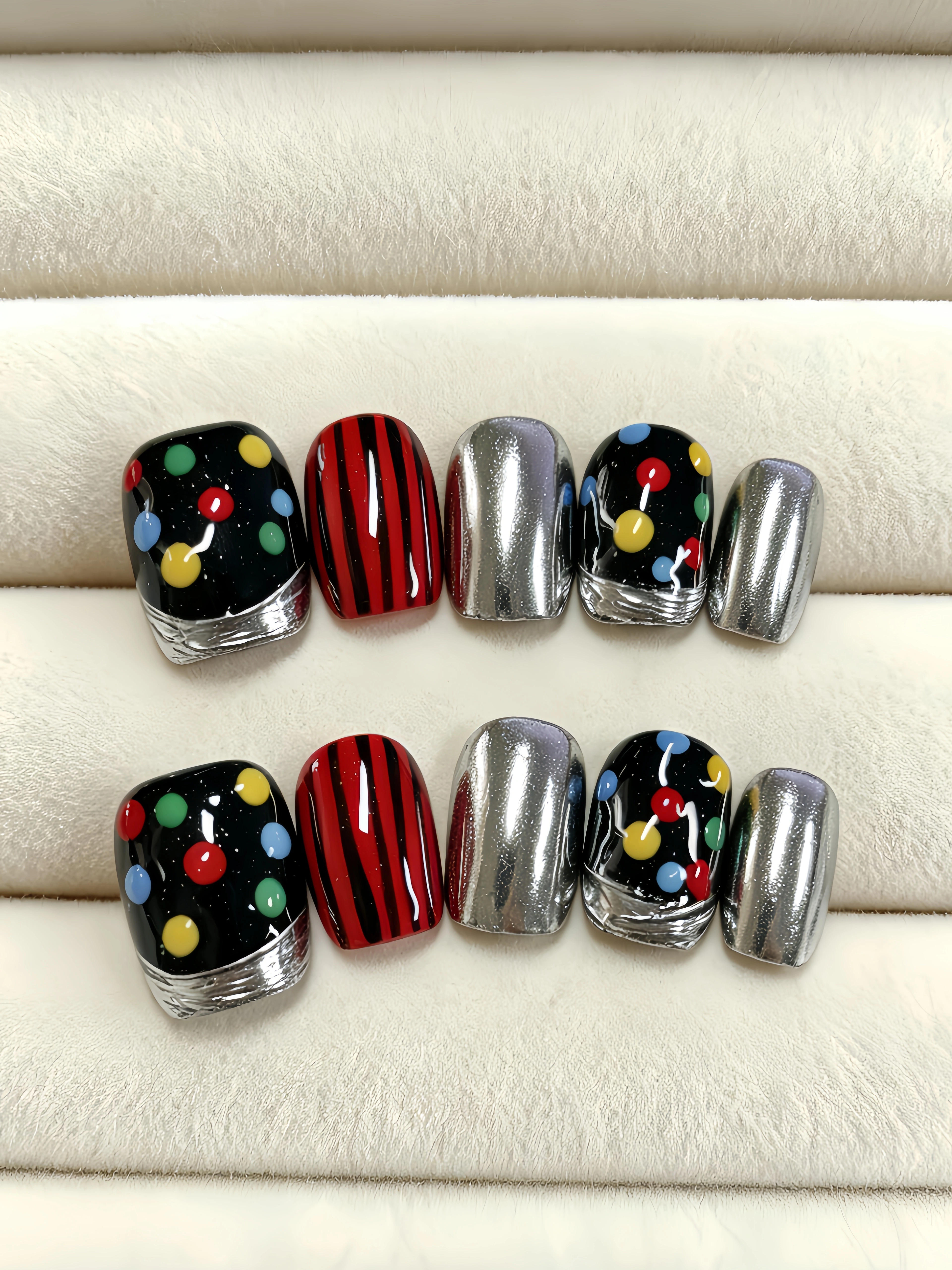 10 faux ongles carrés courts, avec des couleurs principales noires, rouges, argentées, vertes et jau