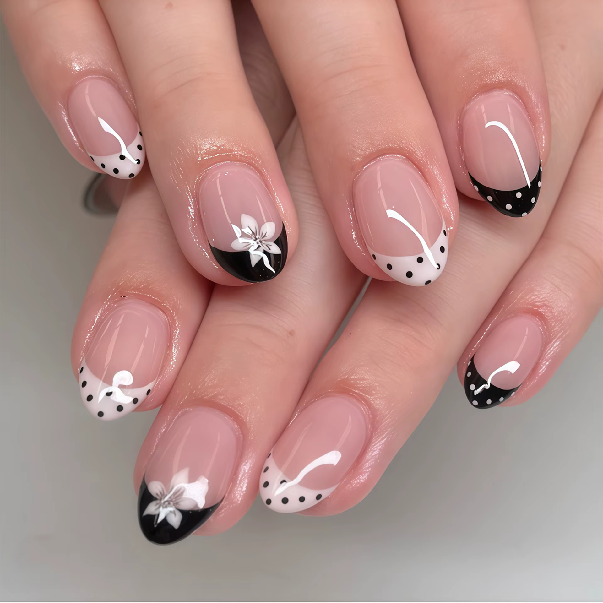 Ongles pressés simples noir et blanc avec fleurs blanches et pois noirs et blancs. 24 faux ongles.