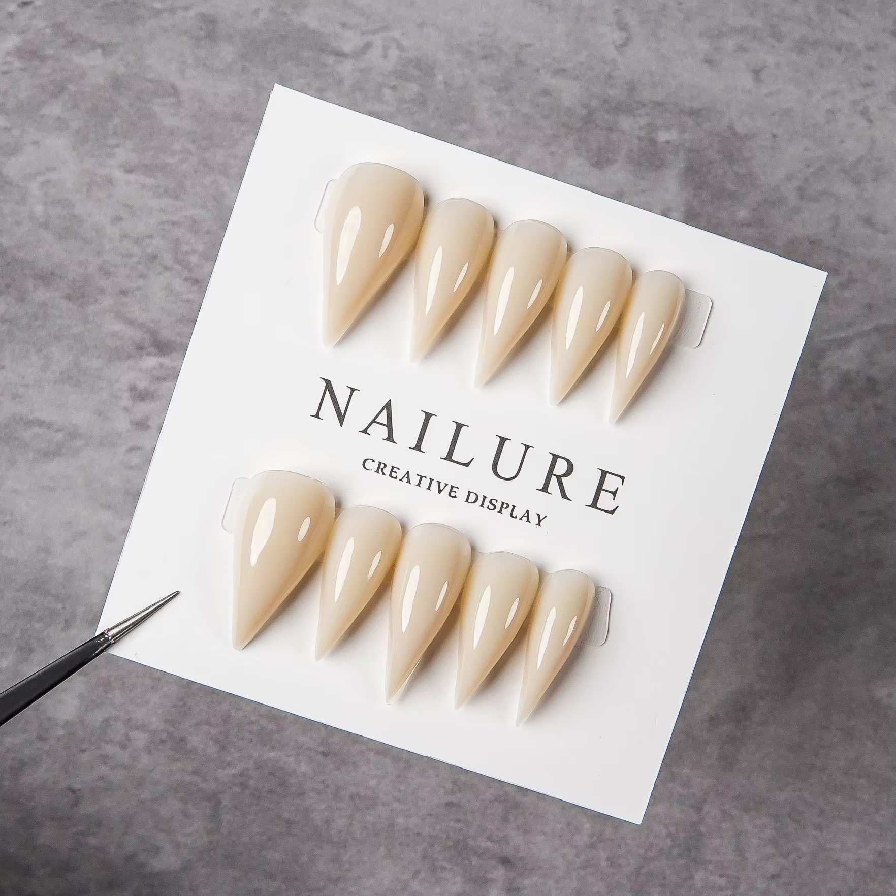 Faux ongles longs à talon aiguille couleur nude, brillants, simples, minimalistes, élégants, réutili