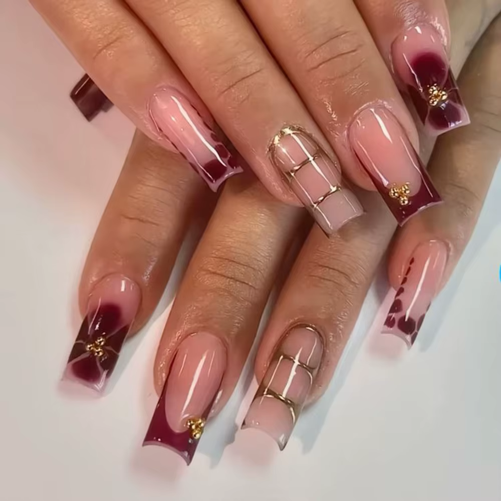 24 pièces bordeaux Floral doré rayure press-on ongles carrés cadeau de manucure fait à la main avec 