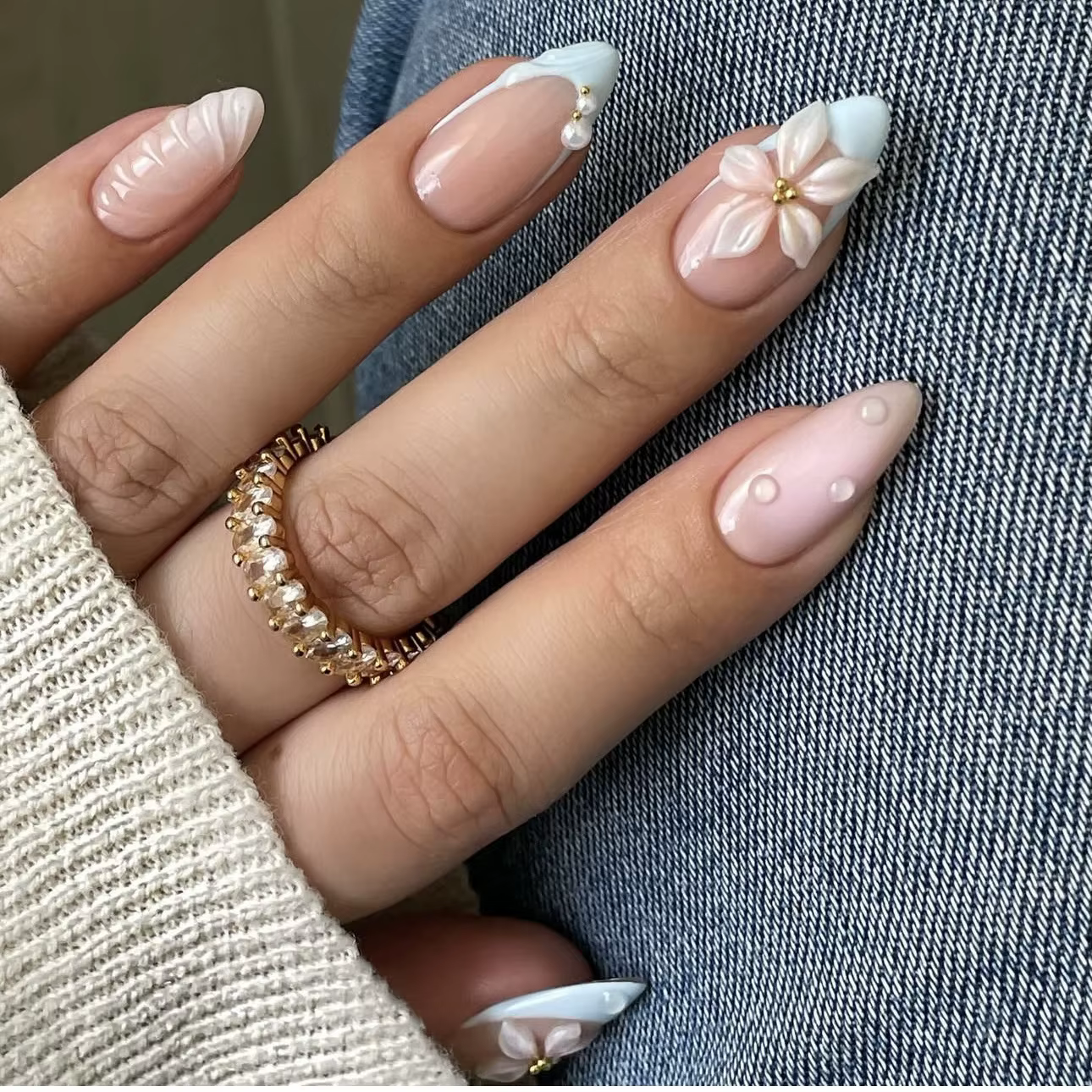 24 faux ongles roses en amande à presser, couvrance totale, motif floral sculpté, ondulations 3D, st