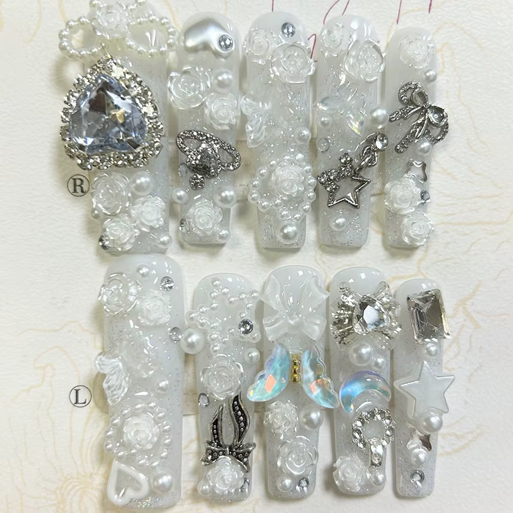 Ongles press-on japonais Jirai blancs faits à la main, avec nœuds 3D, étoiles, roses, diamants et pa