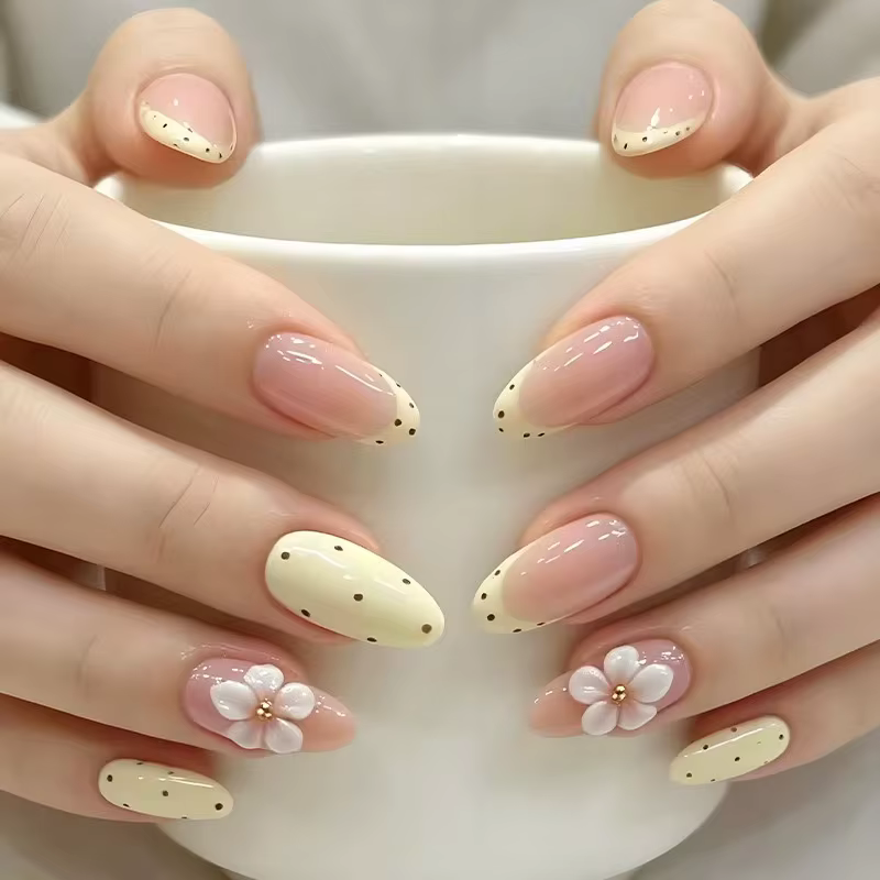 24 faux ongles ovales français à pois couleur crème - faux ongles minimalistes et élégants avec fleu
