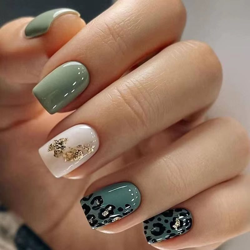 24 morceaux d'ongles courts à pression de style ins (forme carrée), associés à 1 morceau de colle ge