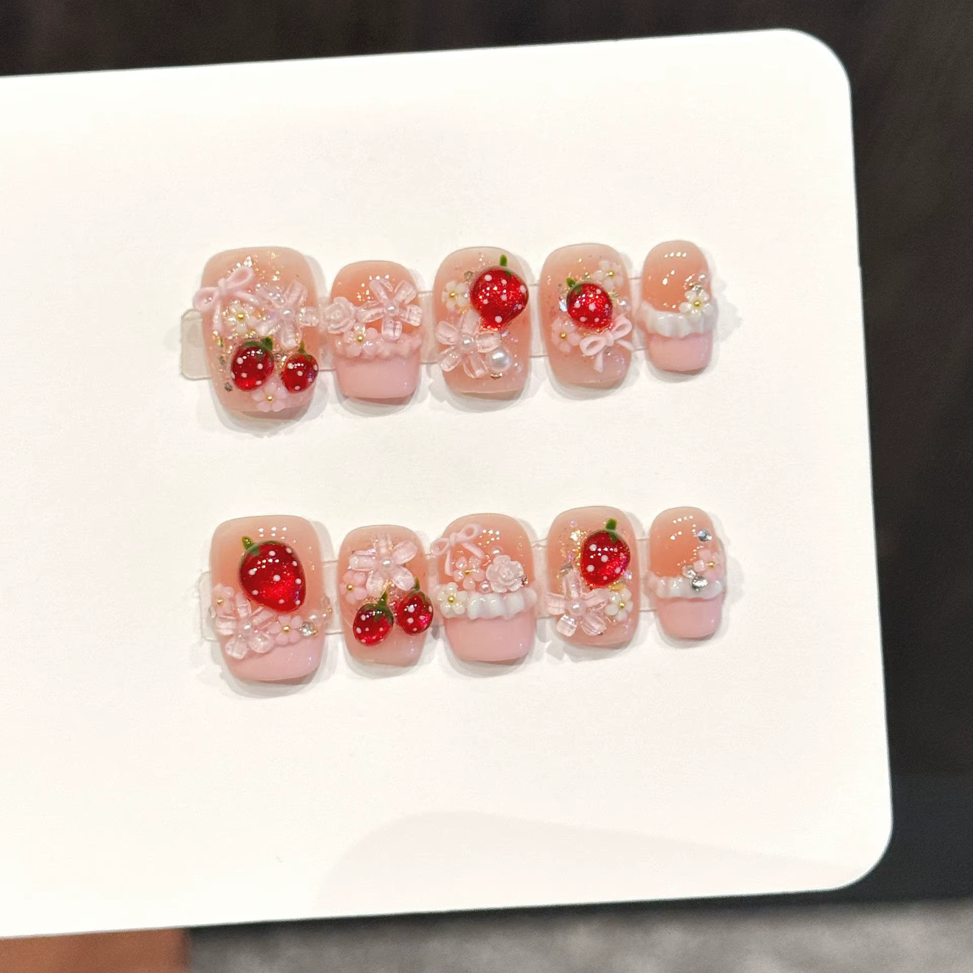 Faux ongles carrés courts faits à la main, 10 pièces, décoration florale blanche, portant manucure, 