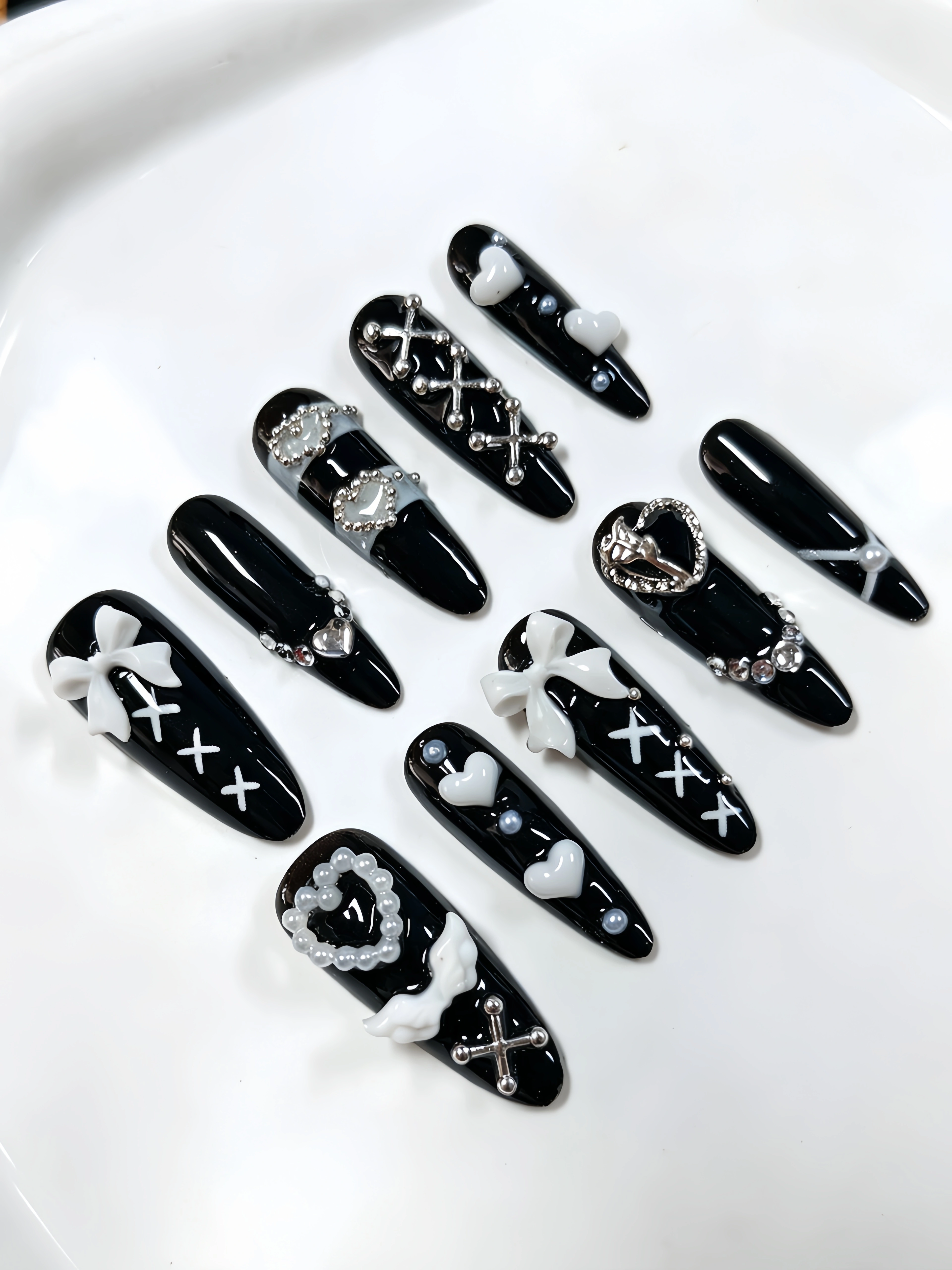 10 faux ongles longs noirs et blancs minimalistes en forme de goutte d'eau, décorés de nœuds en perl