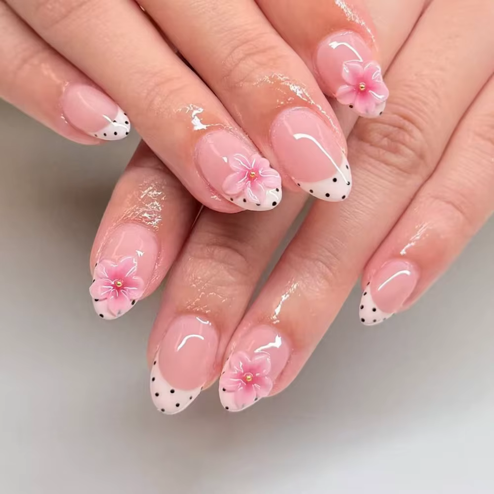 24 faux ongles courts ovales en gel 3D, motif floral, style français, à presser