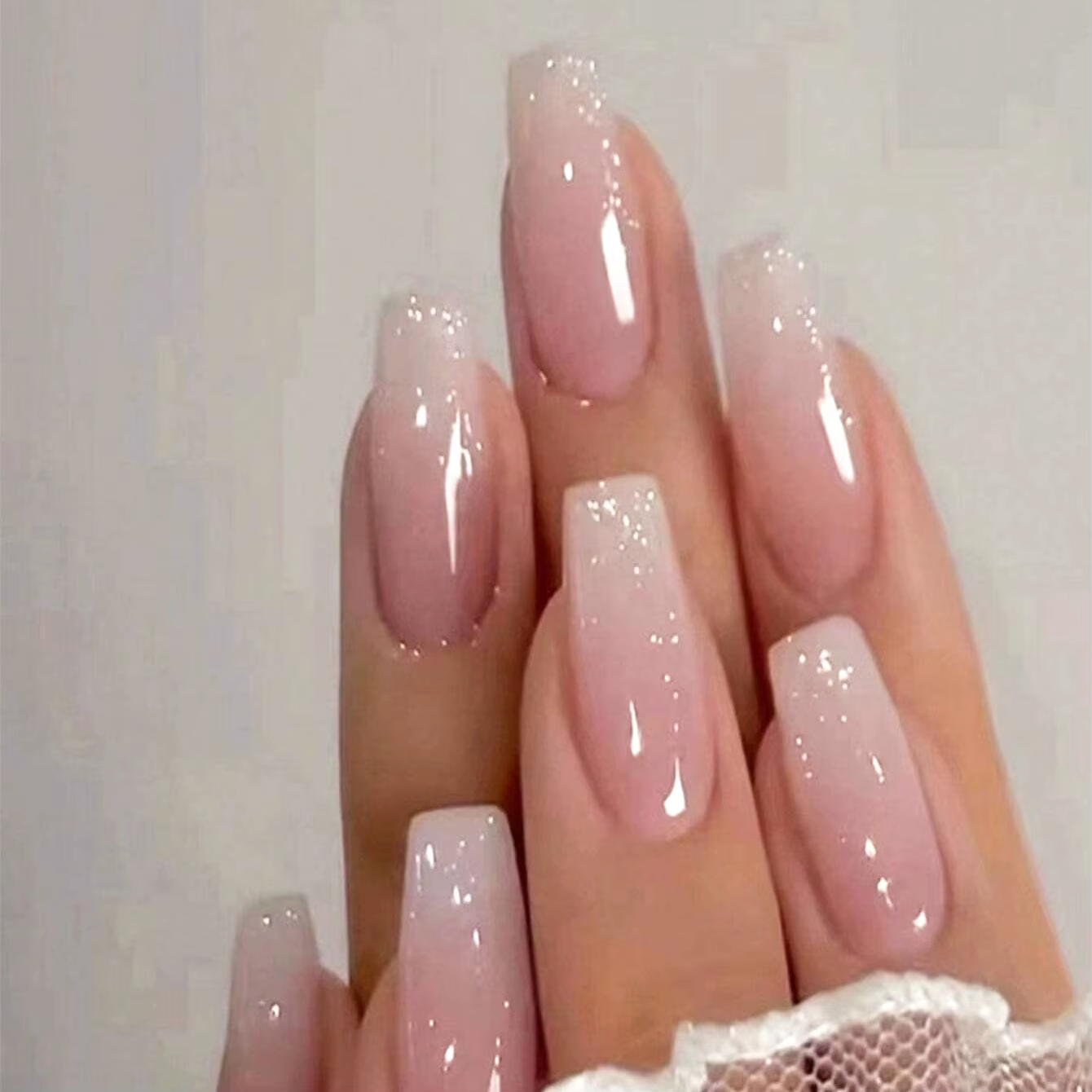24 faux ongles avec 1 colle à ongles et 1 lime à ongles