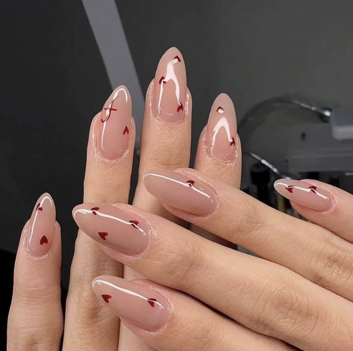 24 faux ongles en acrylique français pressés avec des motifs en forme de cœur et de lettres. Faux on