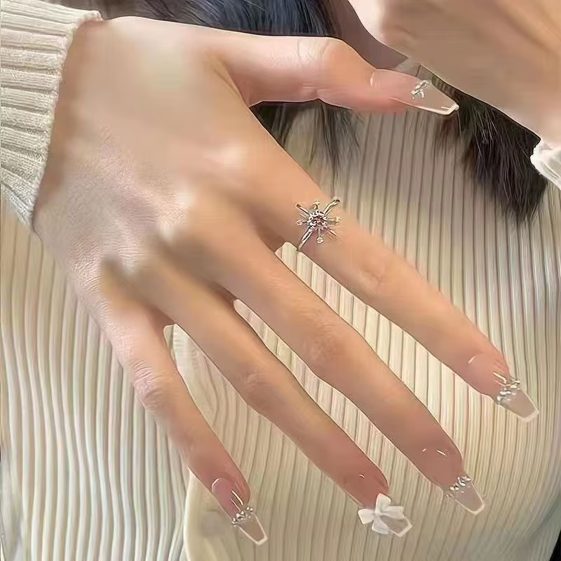 24 pièces/1 boîte de faux ongles courts en T avec chaîne papillon blanche