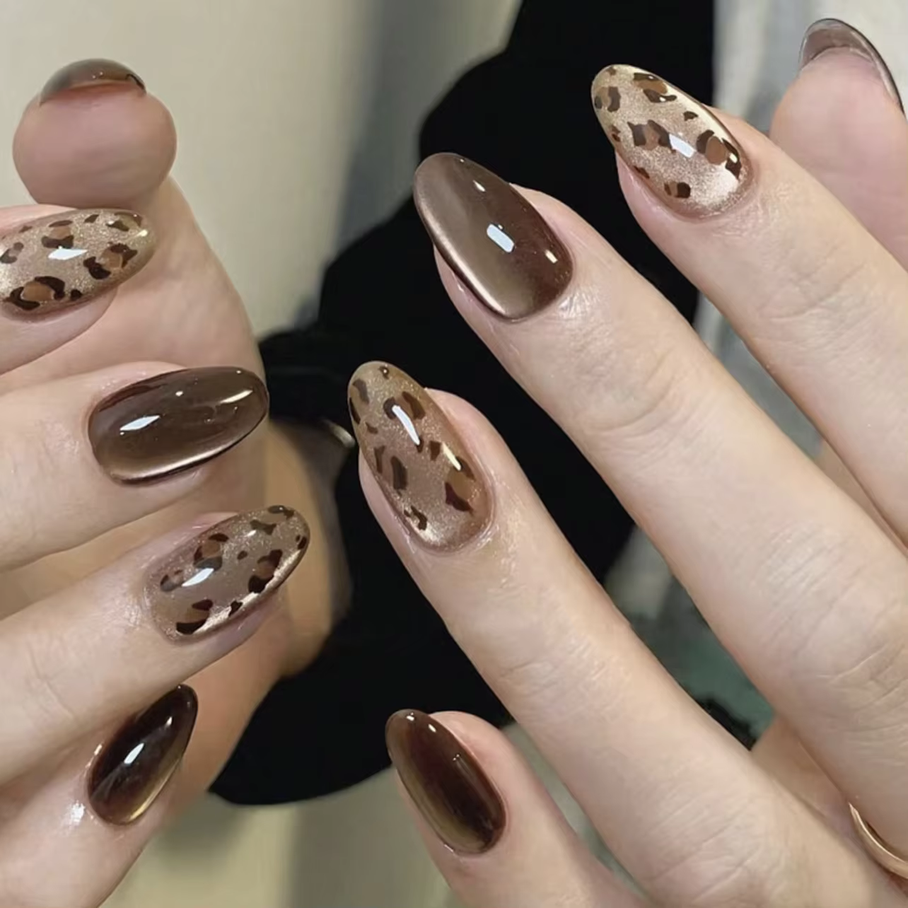 Ongles courts en forme d'amande pour l'automne et l'hiver, motif léopard, design œil de chat, prêts