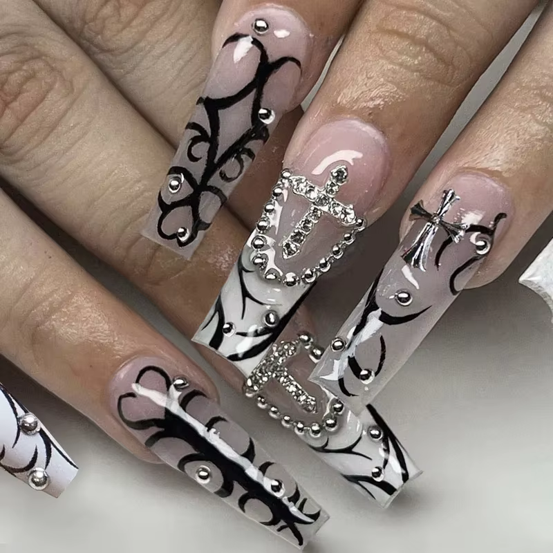 24 faux ongles avec 1 colle à ongles et 1 lime à ongles