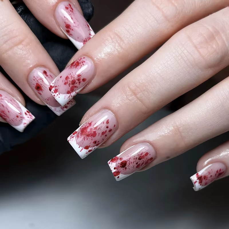 Faux ongles à presser carrés, style French, avec pointe blanche et éclaboussures de sang rouge, déta