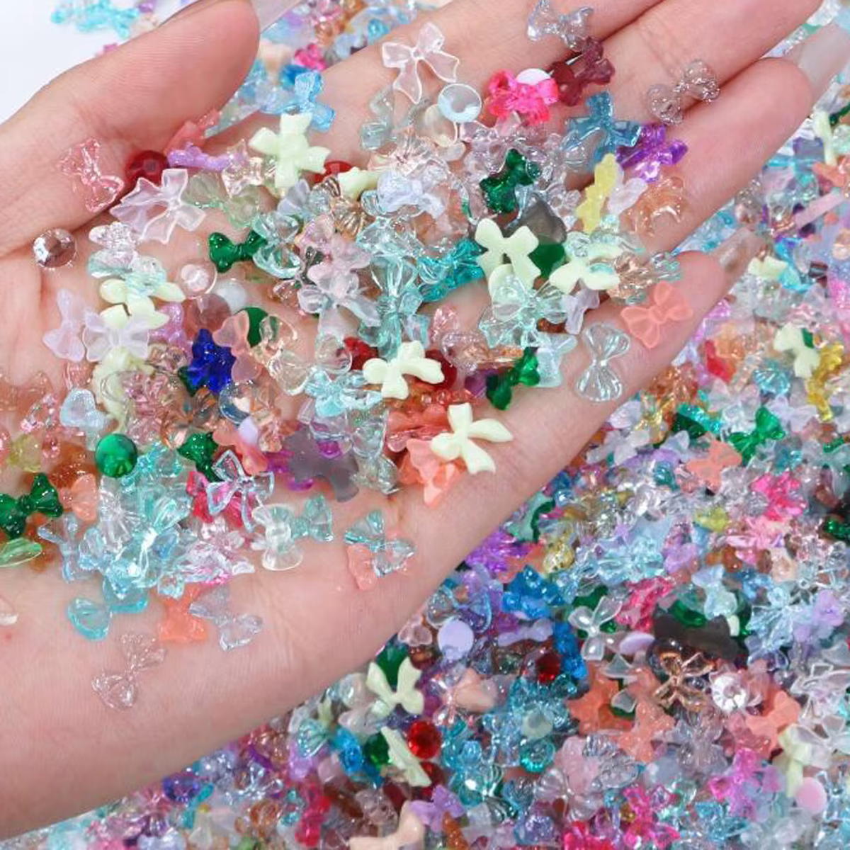 Breloques 3D en résine mélangée aléatoire, 50g, nœud/diamant pour Nail Art, formes de dessin animé, 
