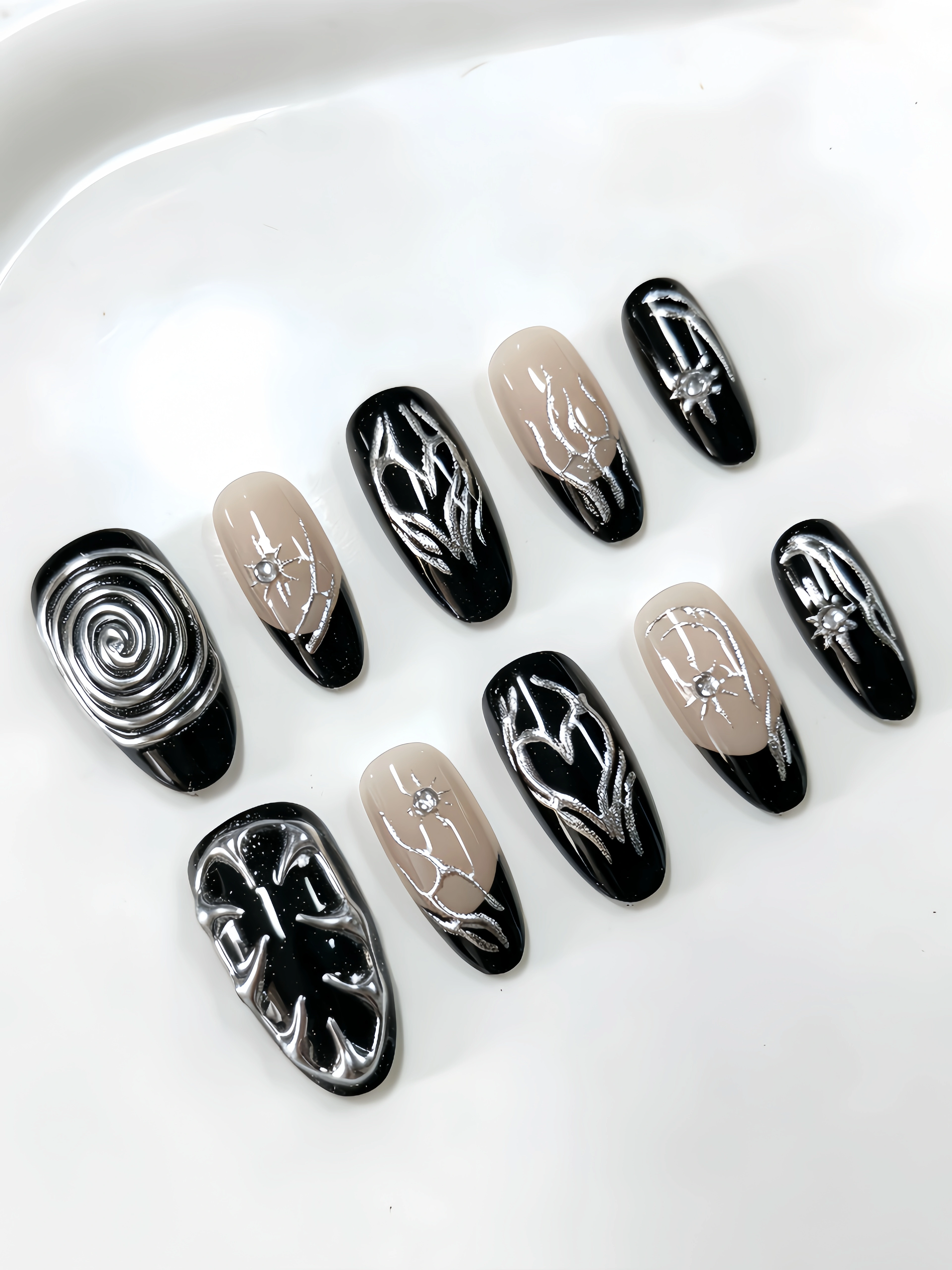 10 faux ongles courts en forme d'amande, patchs de nail art aux couleurs principales rose nude, noir