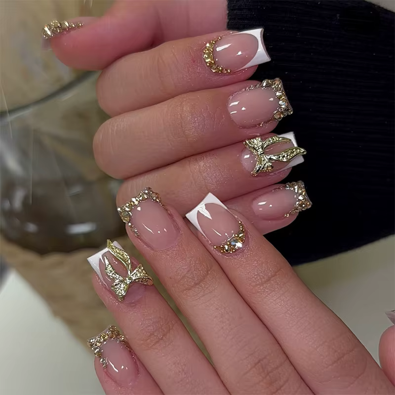 24 faux ongles courts carrés, style français, avec fleurs 3D, à porter, couvrance totale, pointes à