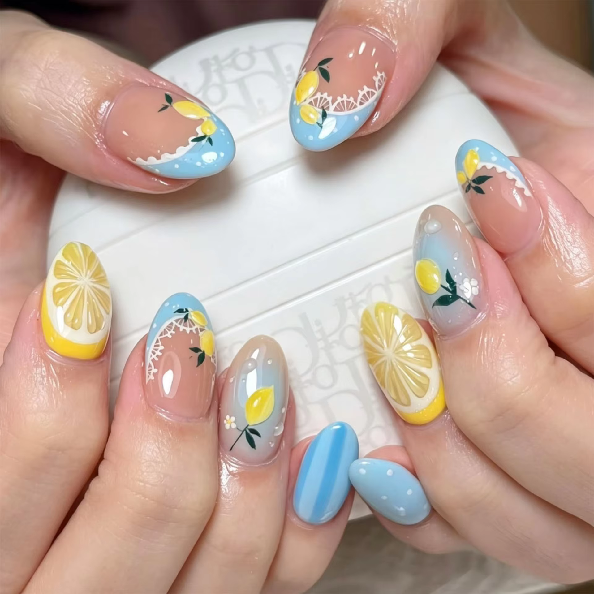 Faux ongles minimalistes 3D au design citron, courts, forme amande, pour une application rapide et f