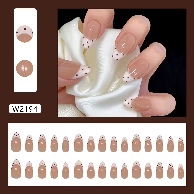 Faux ongles à presser moyens en forme d'amande, rose nude, French manucure, à pois marron, style mig