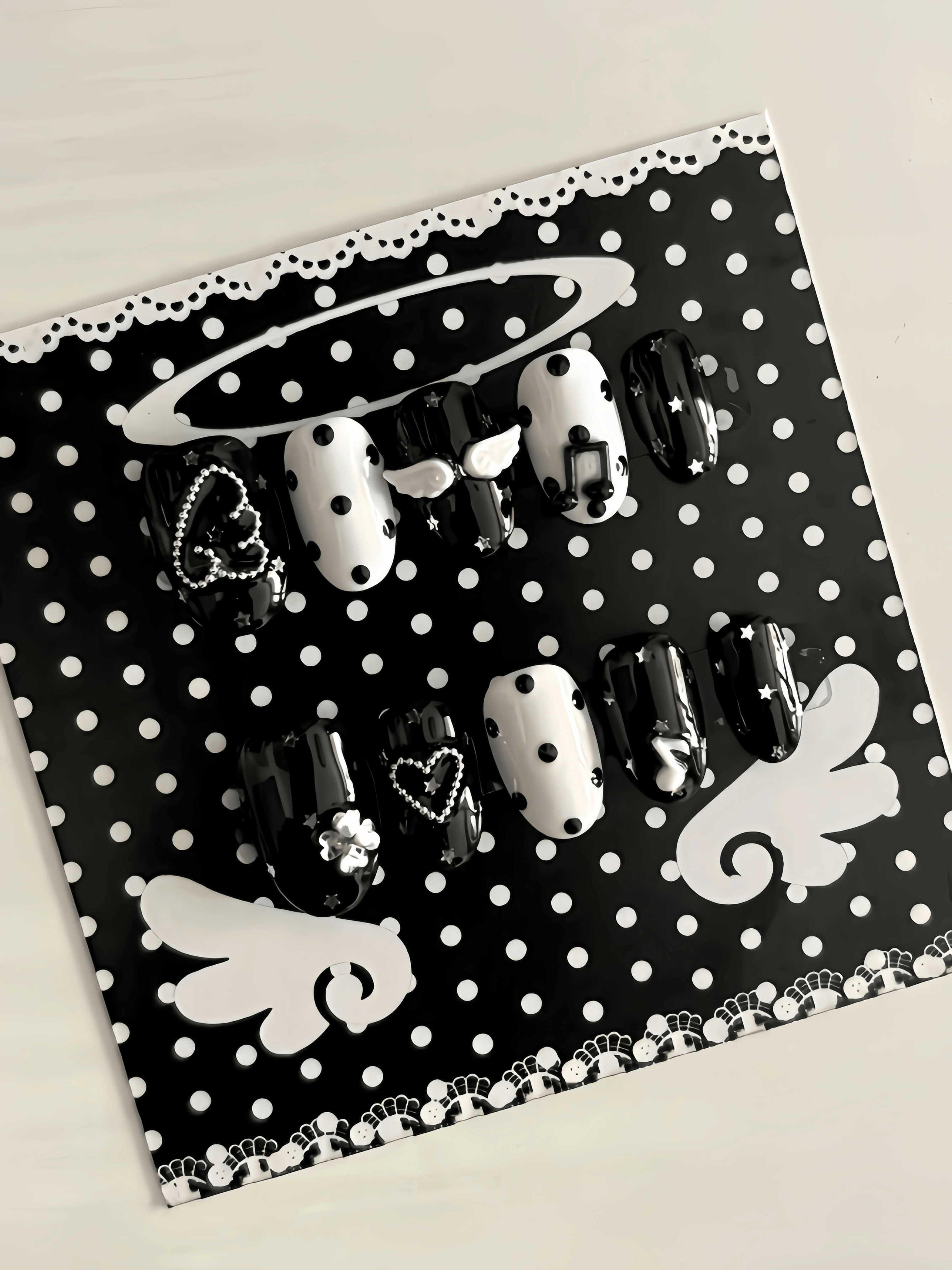 10 pièces d'ongles artificiels courts ovales faits à la main, couleurs contrastées noir et blanc ave