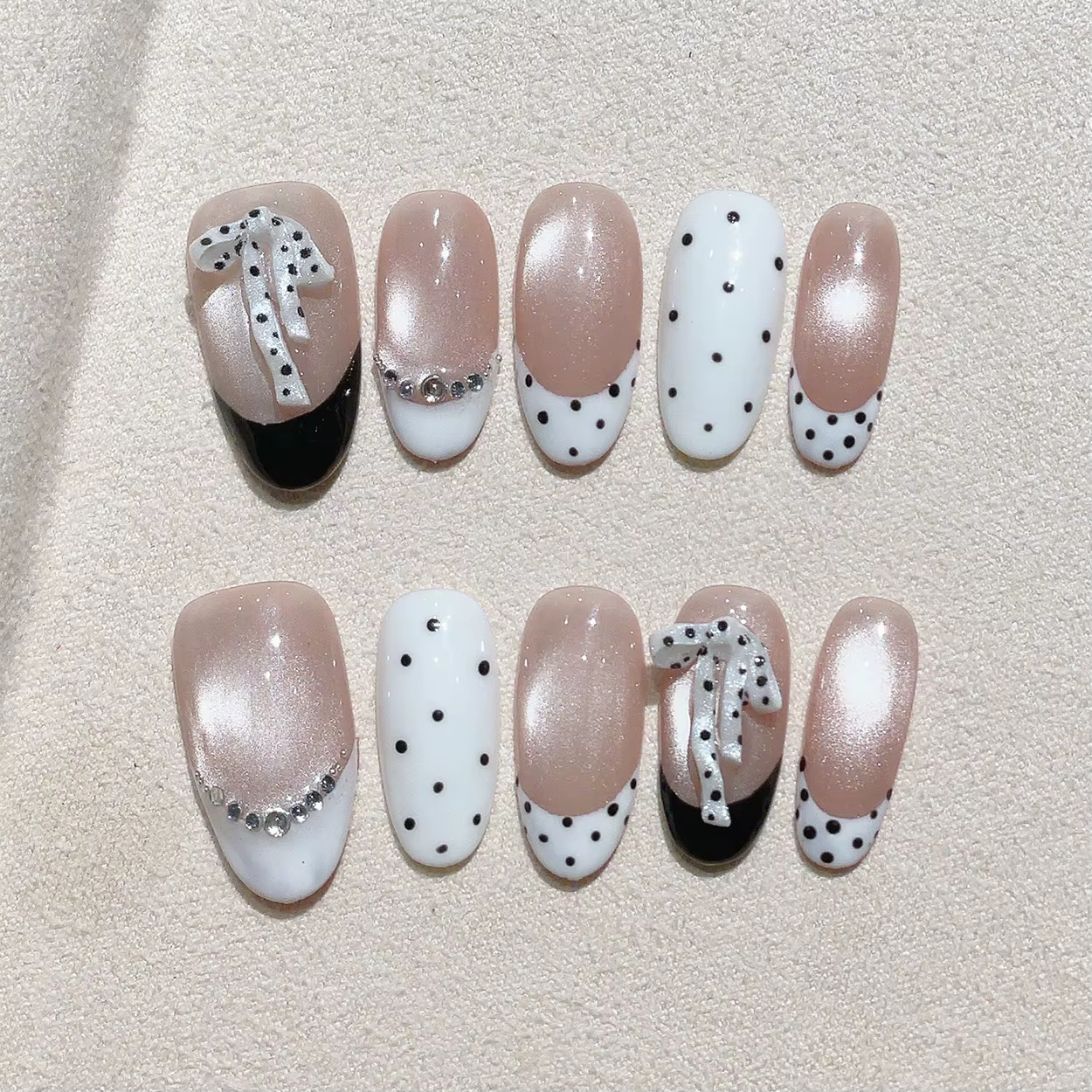 Kit de 10 faux ongles ovales moyens faits à la main, nude et blancs, pour un nail art élégant et dis