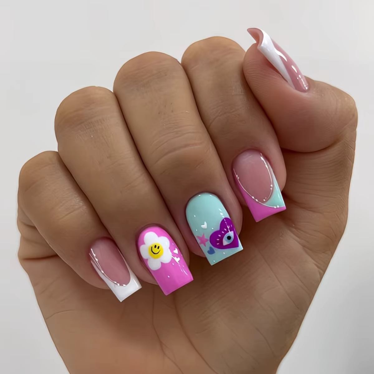 Un ensemble complet de 24 faux ongles carrés courts, en couleur bloquée avec des visages souriants c