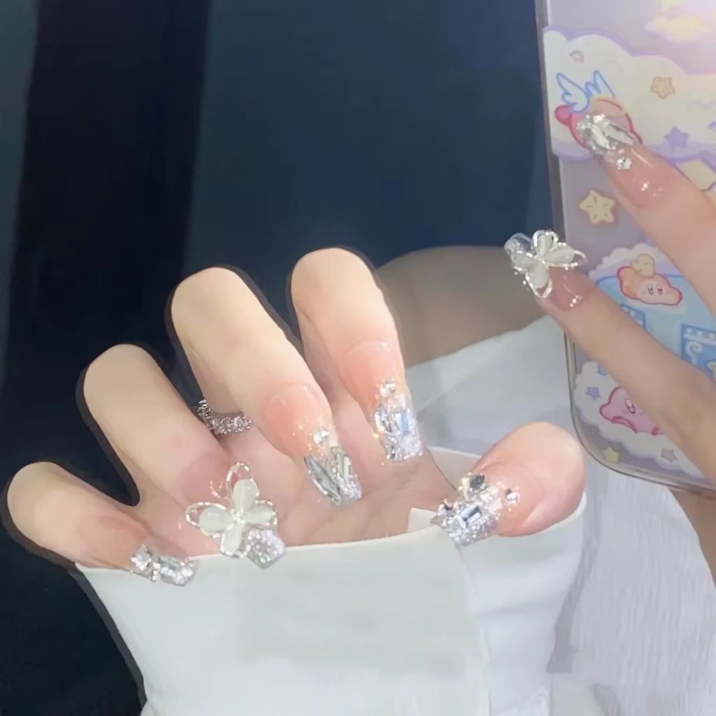 Faux ongle manucure patch flash argent diamant papillon portant la pièce à ongle produit fini artifi